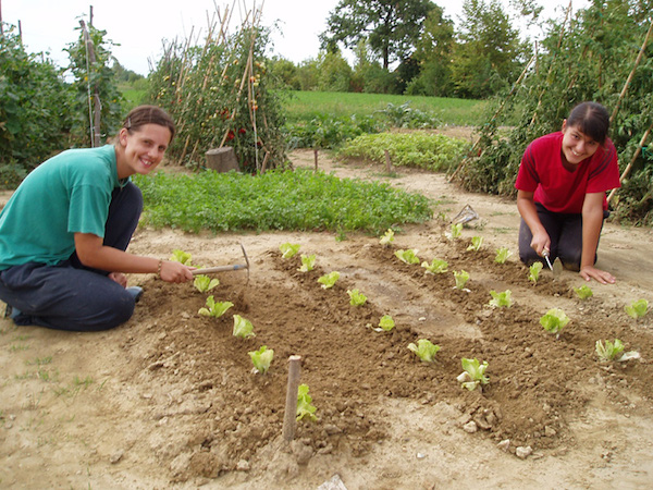 Figure 3: Cenacolo members at
work: an old and a new girl in the garden.
Relations (≈ ethics) are crucial in the entanglement of matter (≈ ontology) and
meaning (≈ epistemology).